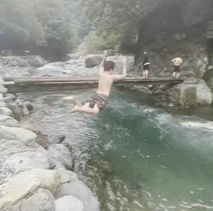 テントサウナで川に飛び込む男性